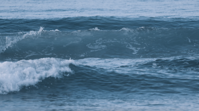 翻滚海洋浪花飞溅