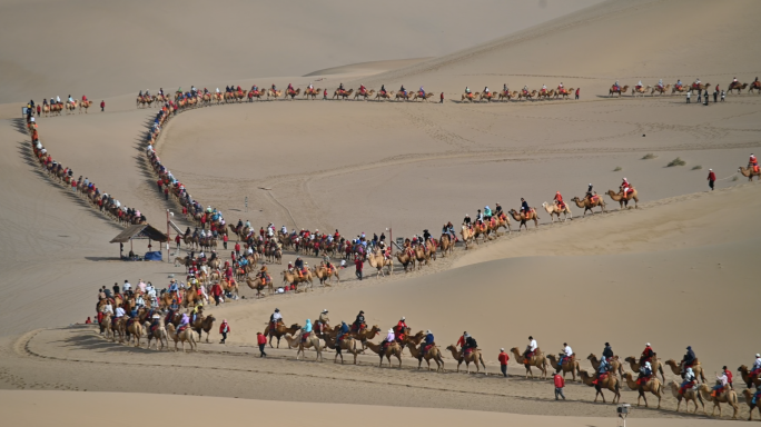敦煌鸣沙山月牙泉游客骑骆驼