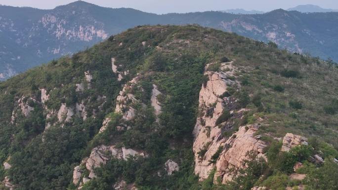 航拍飞越威海市里口山区的元宝山绝望坡