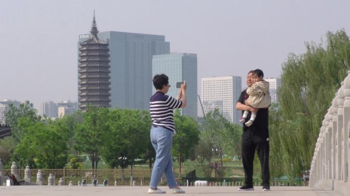 北京通州燃灯塔游客拍照游览美女跑步晨跑