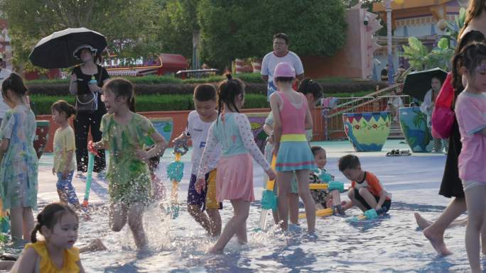 荆州方特泼水节小孩子们玩水用水枪打水仗2