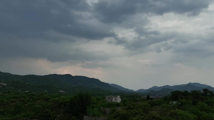 山间下雨，山里阴雨绵绵，山间阴天景象