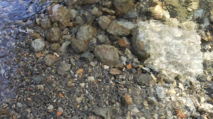 清澈见底的水面和水底的鹅卵石