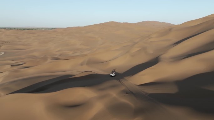 沙漠飞驰的汽车