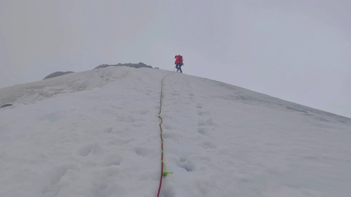 登山者攀登四川甘孜理塘阿沙贡格雪山