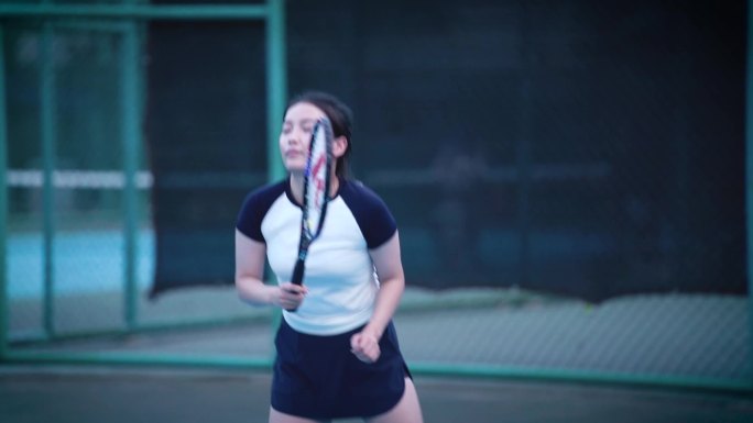年轻女孩大学生打网球结束后自信行走