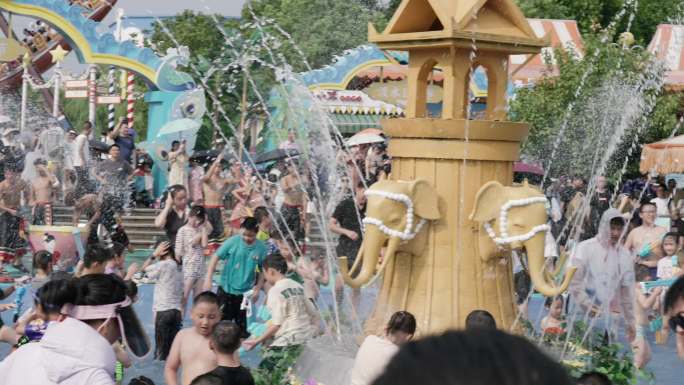 荆州方特泼水狂欢节傣族风情泼水节打水仗