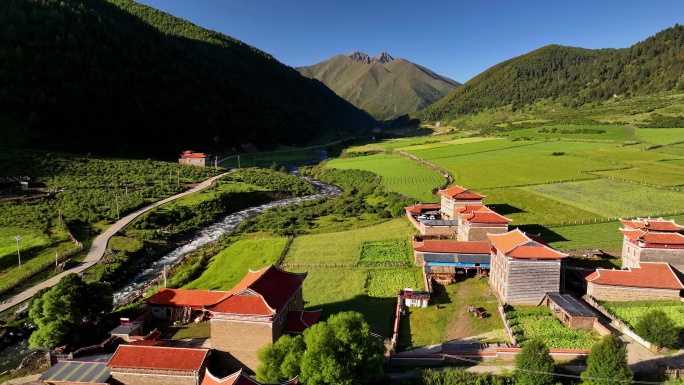 航拍四川甘孜贡嘎山乡上城子村田园风光