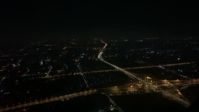 夜晚飞机起飞降落夜晚飞机翅膀俯瞰城市夜景