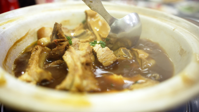 一桌马来西亚菜肴肉骨茶