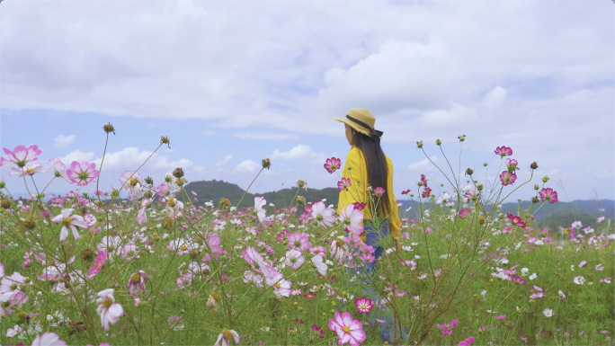 花女孩走在花丛中遍地花开踏青赏花周末旅游