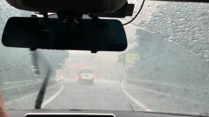 开车暴雨第一视角暴雨行驶挡风玻璃雨水汽车