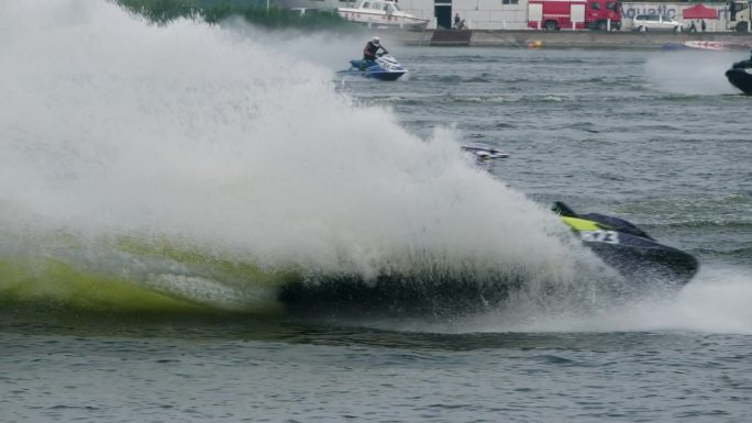 水上摩托艇比赛冲浪激情乘风破浪