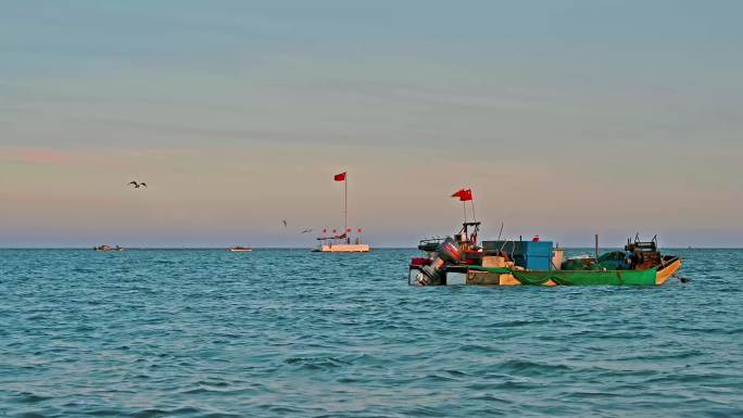 秋天开海季出海捕鱼的渔船