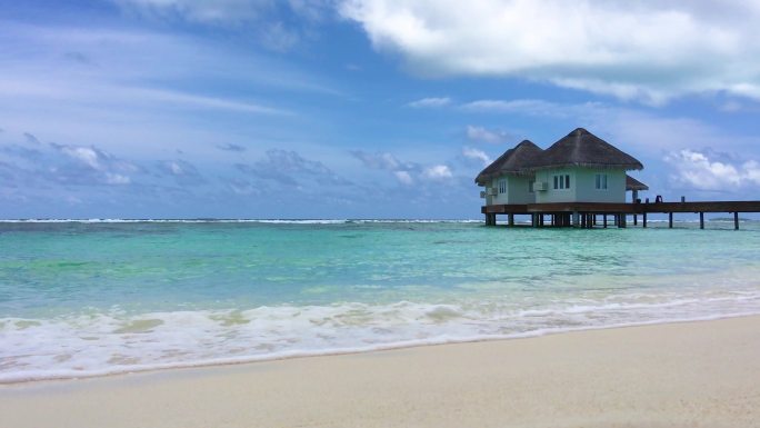 马尔代夫蓝天下海边水屋与沙滩