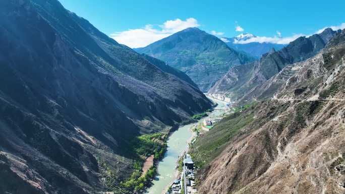 高空航拍春天高山峡谷溪流晴天蓝天白云风景