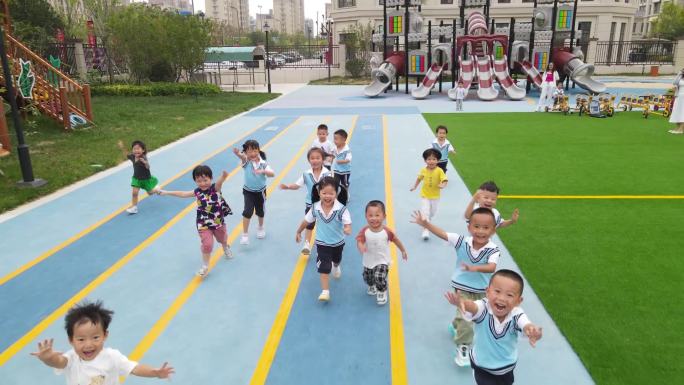 幼儿园 奔跑的小朋友 快乐 欢乐 奔跑