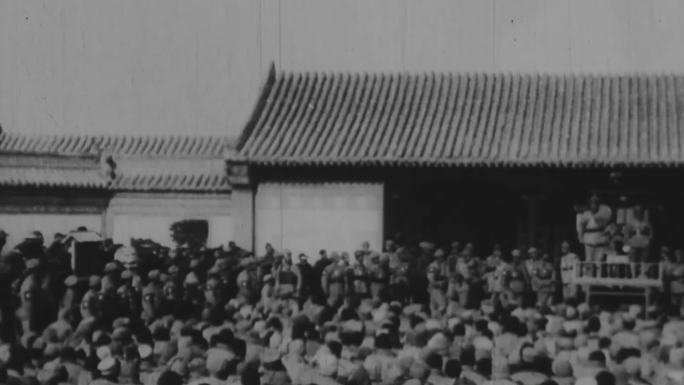 1927年冯玉祥给战俘讲话遣散回家