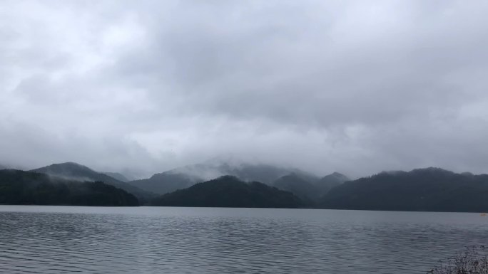 阴雨天的湖泊