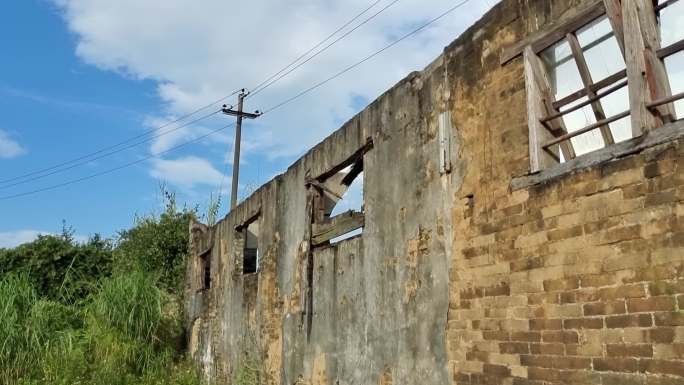 倒闭工厂旧址墙裂逢 损坏风化旧墙破裂砖墙