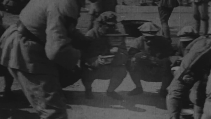 1928年冯玉祥与战士一起抬馒头吃饭