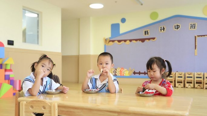 幼儿园  营养餐 小朋友吃饭 教室 公立