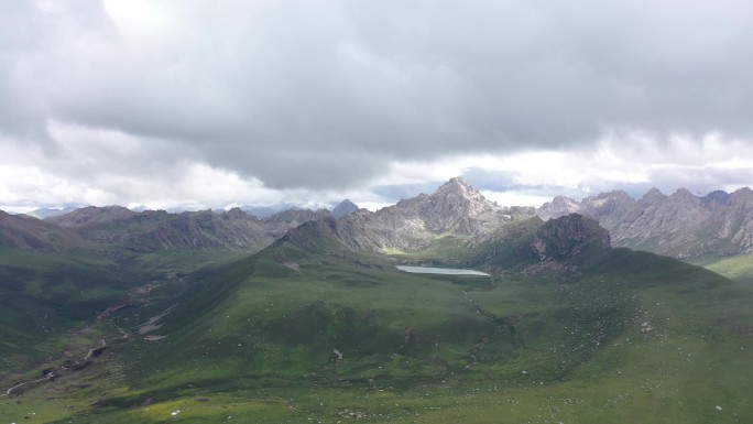 青海高原群山湖泊