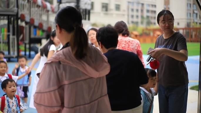 幼儿园放学 接小朋友 放学 小朋友放学