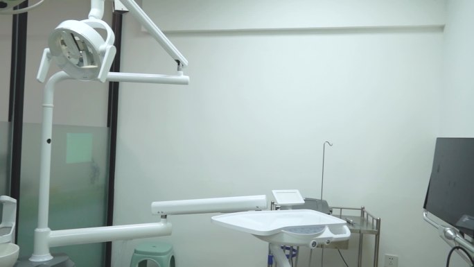 配备牙科设备的现代牙医办公室