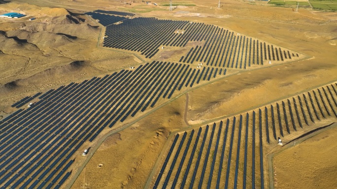 大型新能源太阳能光伏发电基地航拍4K御三