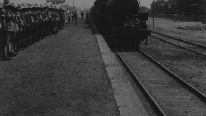 1928年冯玉祥白崇禧乘火车到新乡人群