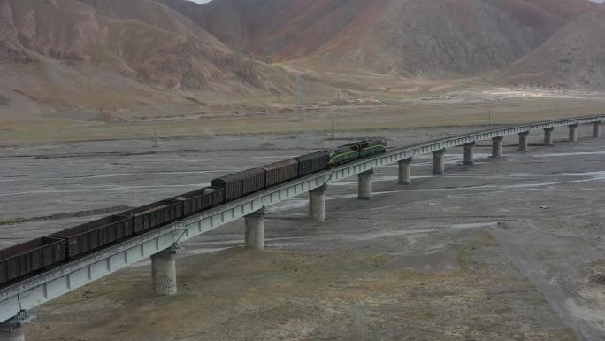 航拍青藏铁路火车过大桥宣传片用4K