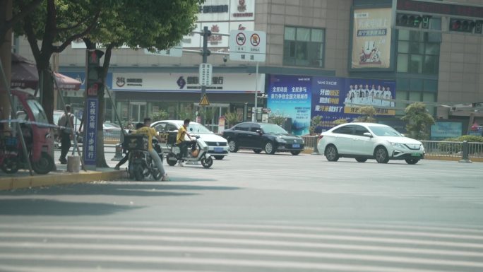 街头 车流 斑马线 红绿灯 外卖 骑手