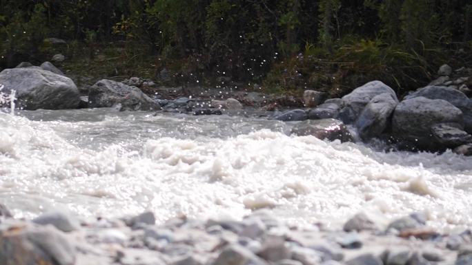 夏塔河流 雪水 湍急 水花 浪花 急流