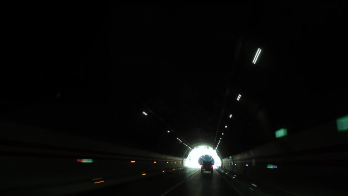 驾车穿越高速路隧道