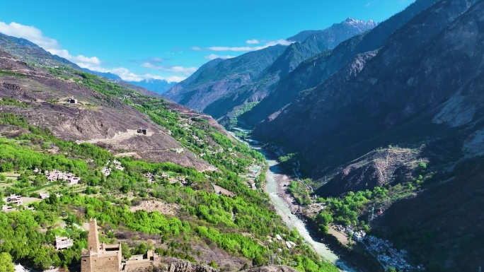 高空航拍峡谷河流美景藏族民居川西甲居藏寨