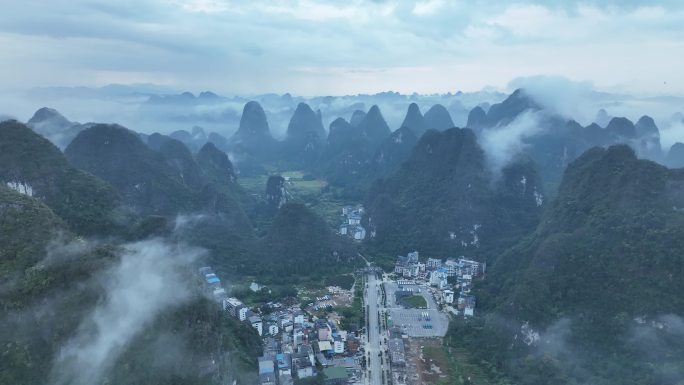 桂林阳朔县城遇龙河云雾仙气