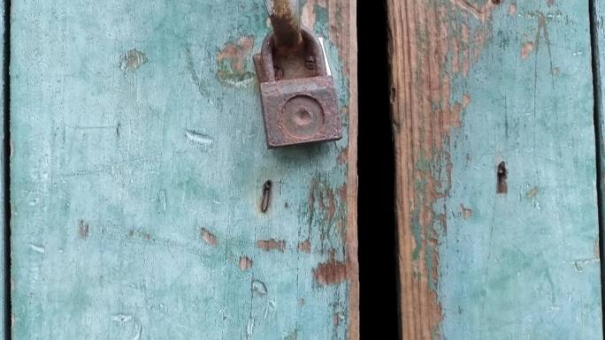 长期无人居住破旧门锁 锈迹斑斑生锈的门锁