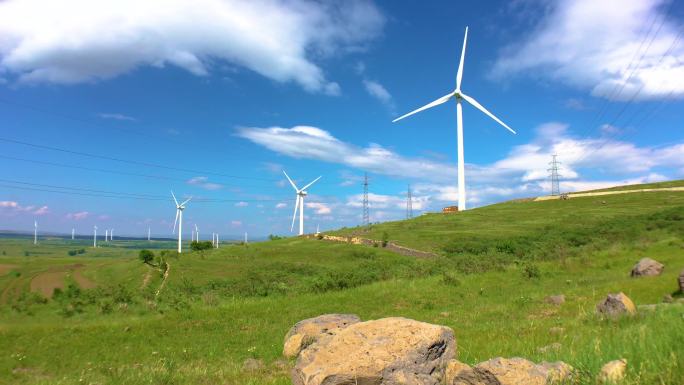 夏季蓝天下张北草原上的白色风力发电机