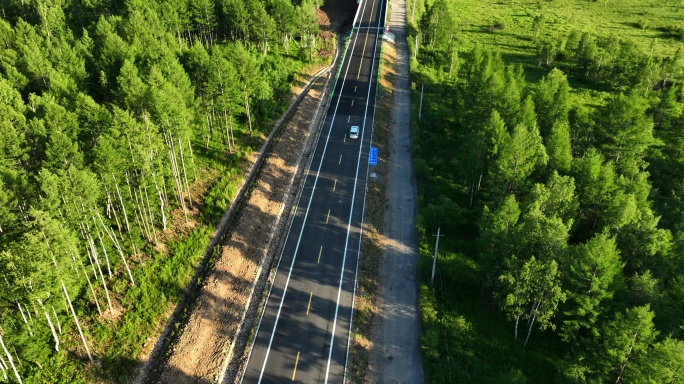 汽车行驶在公路