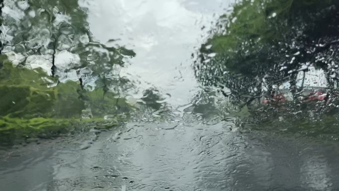 下雨天开车雨刮器暴雨挡风玻璃雨水雨天行驶