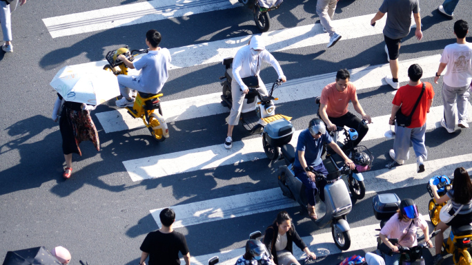 早上骑车上班的人们 城市繁忙街道