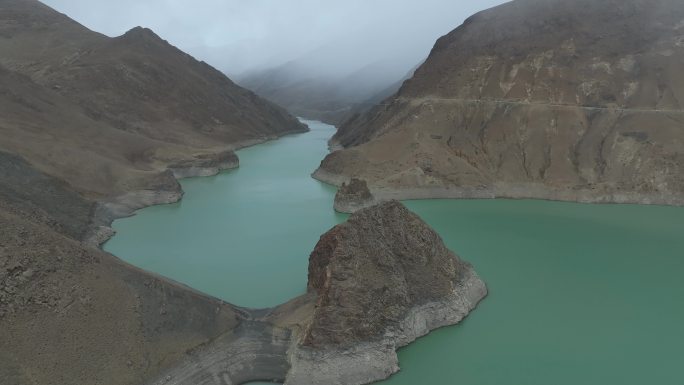 航拍雨天的西藏日喀则满拉水库