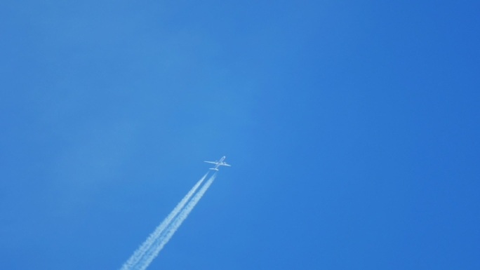 飞机飞过天空