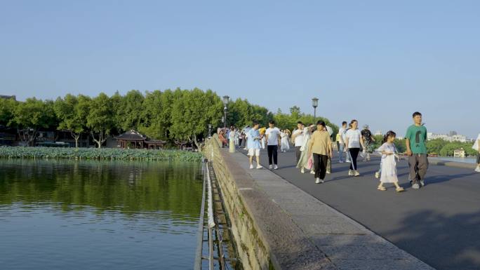 国庆前夕杭州西湖游人慢步断桥