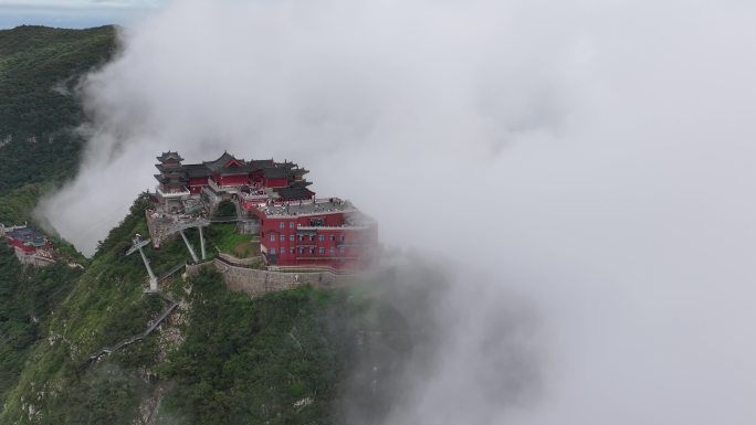 云海里的茱萸峰