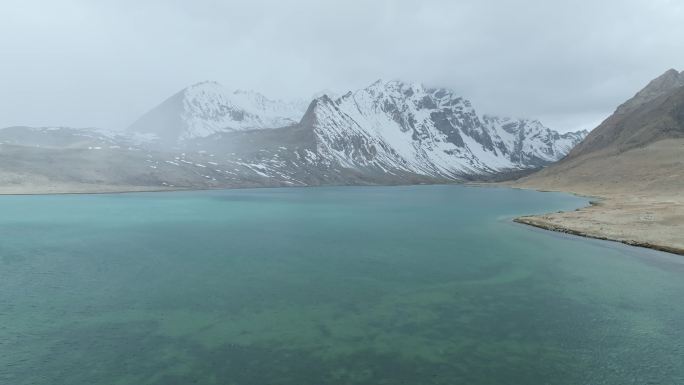 航拍西藏日喀则定结宗措湖和阿玛直米雪山