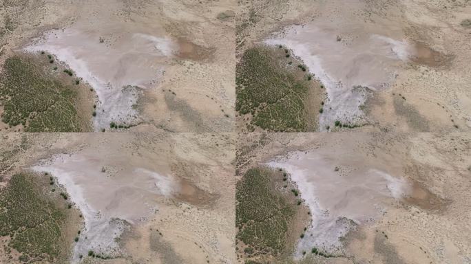戈壁草原上干涸的湖泊