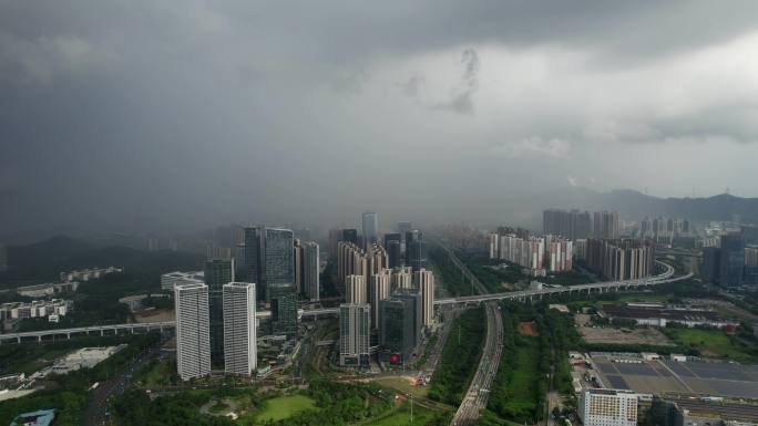 城市暴风雨来临前夕