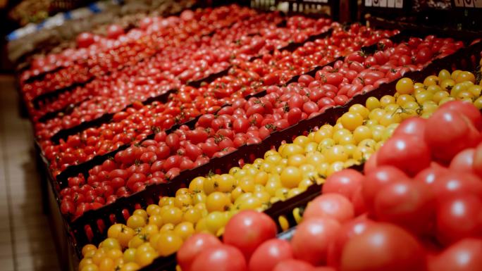 超市货架上的圣女果与番茄